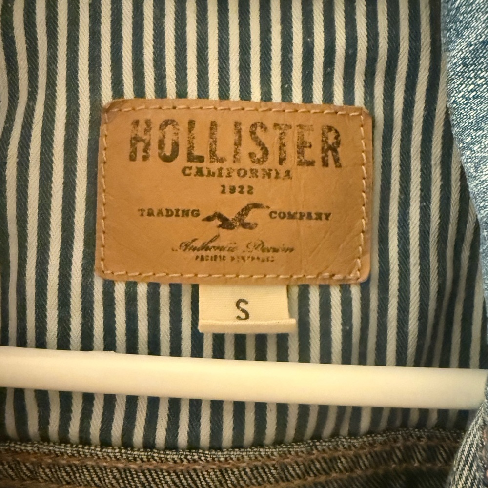 Hollister Women's Classic Blue Jean Jacket - Picture 3 of 6